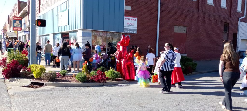Henryetta Main Street Halloween Brings Festive Fun and Community Spirit (13)