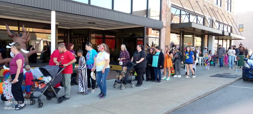 Henryetta Main Street Halloween Brings Festive Fun and Community Spirit (9)