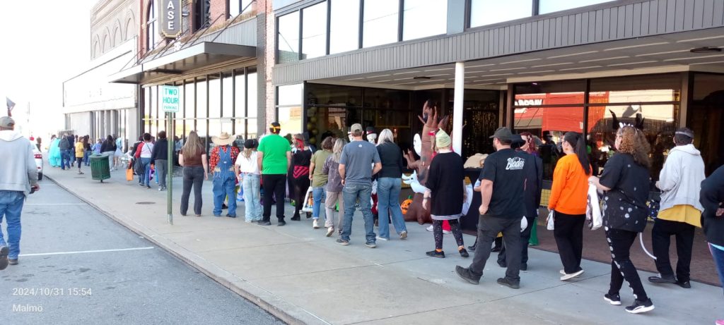 Henryetta Main Street Halloween Brings Festive Fun and Community Spirit (7)